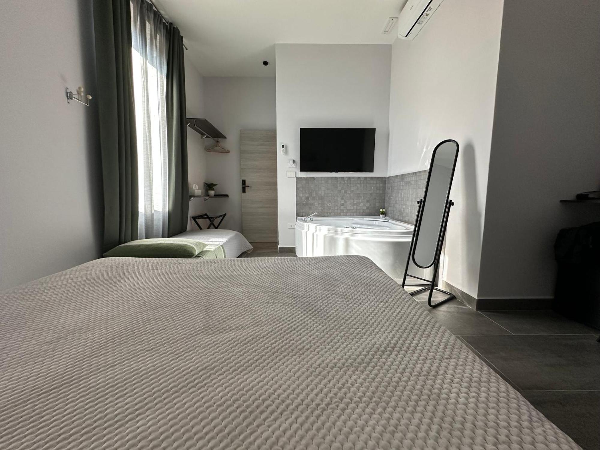 Zeta Boutique Hotel กาแซร์ตา ภายนอก รูปภาพ