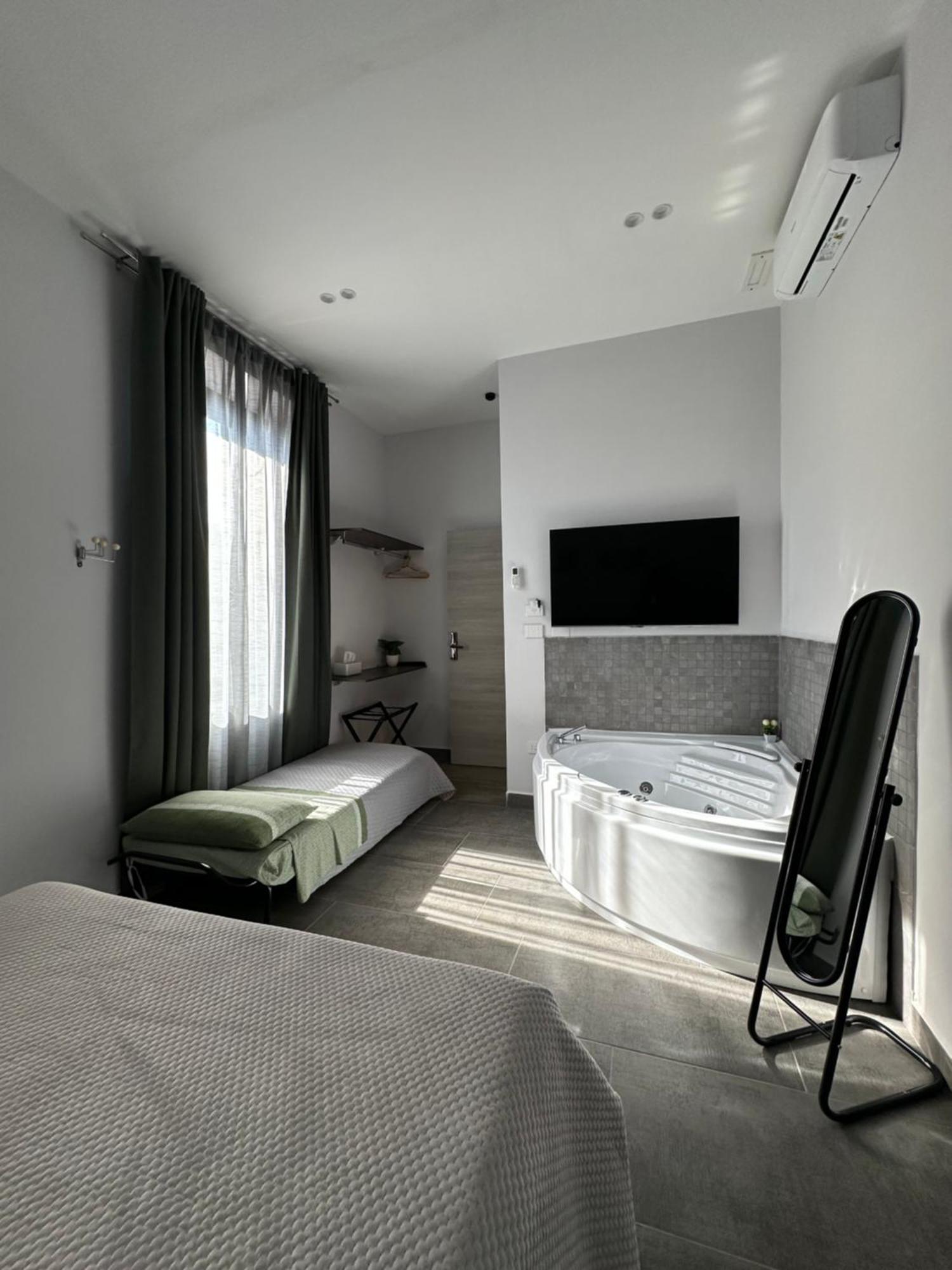 Zeta Boutique Hotel กาแซร์ตา ภายนอก รูปภาพ